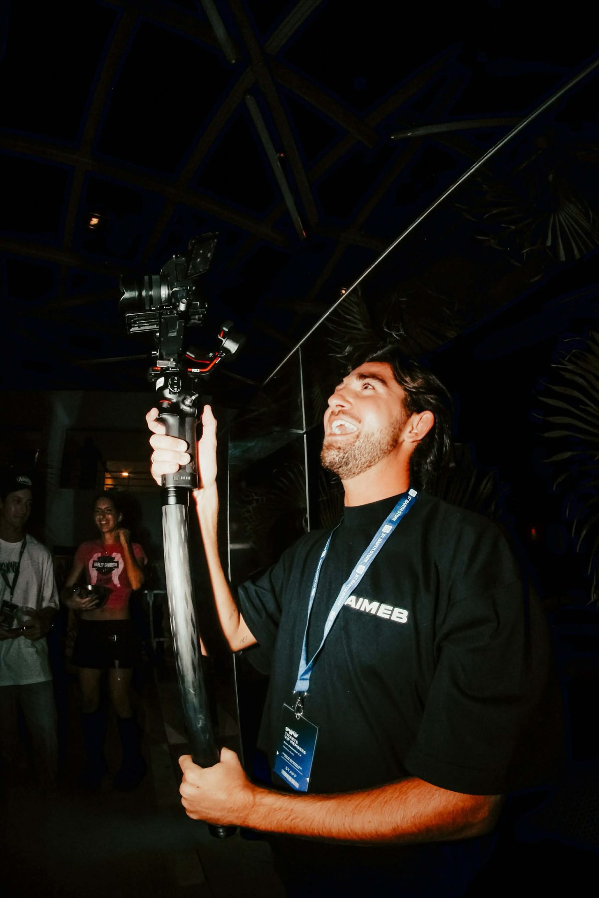 Mathias Marty en tournage de nuit avec un stabilisateur